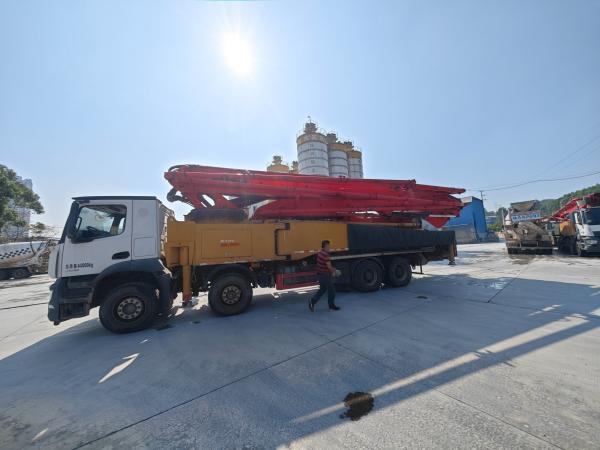 56m Benz Chassis Béton Pump Truck avec 5 sections Boom et Confortable conduite placement de la pompe à béton boom