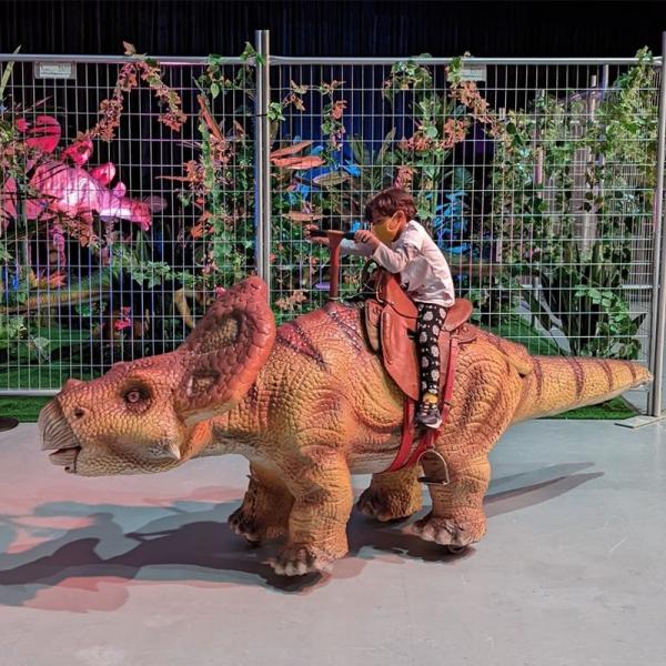 Paseo de dinosaurio animatrónico Triceratops con paseo eléctrico para niños con carga de 150 kg