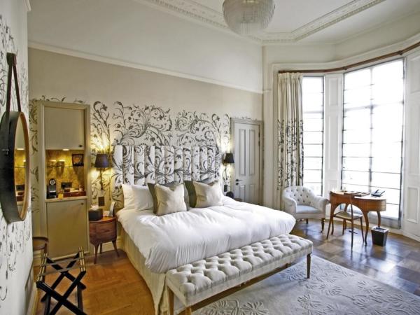 Negeri Selangor luxury hotel inner furniture American style wood Bed with fabric bench and desk table chairs