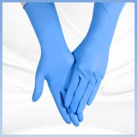 Les gants synthétiques bleus mous de nitriles remettent la poudre de protection libre