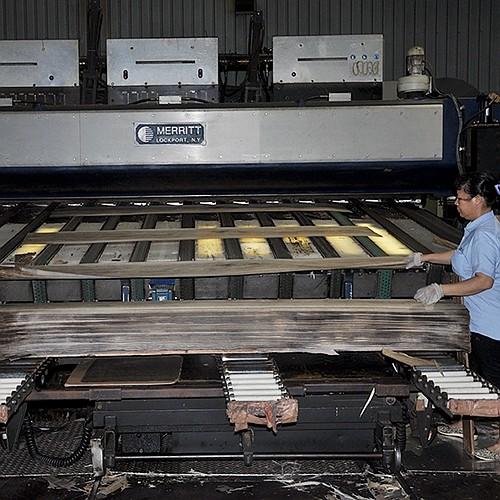 A madeira natural americana da noz folheia a coroa cortada lisa cortou a grão para a mobília alta da classe que faz o fabricante do Fsc China