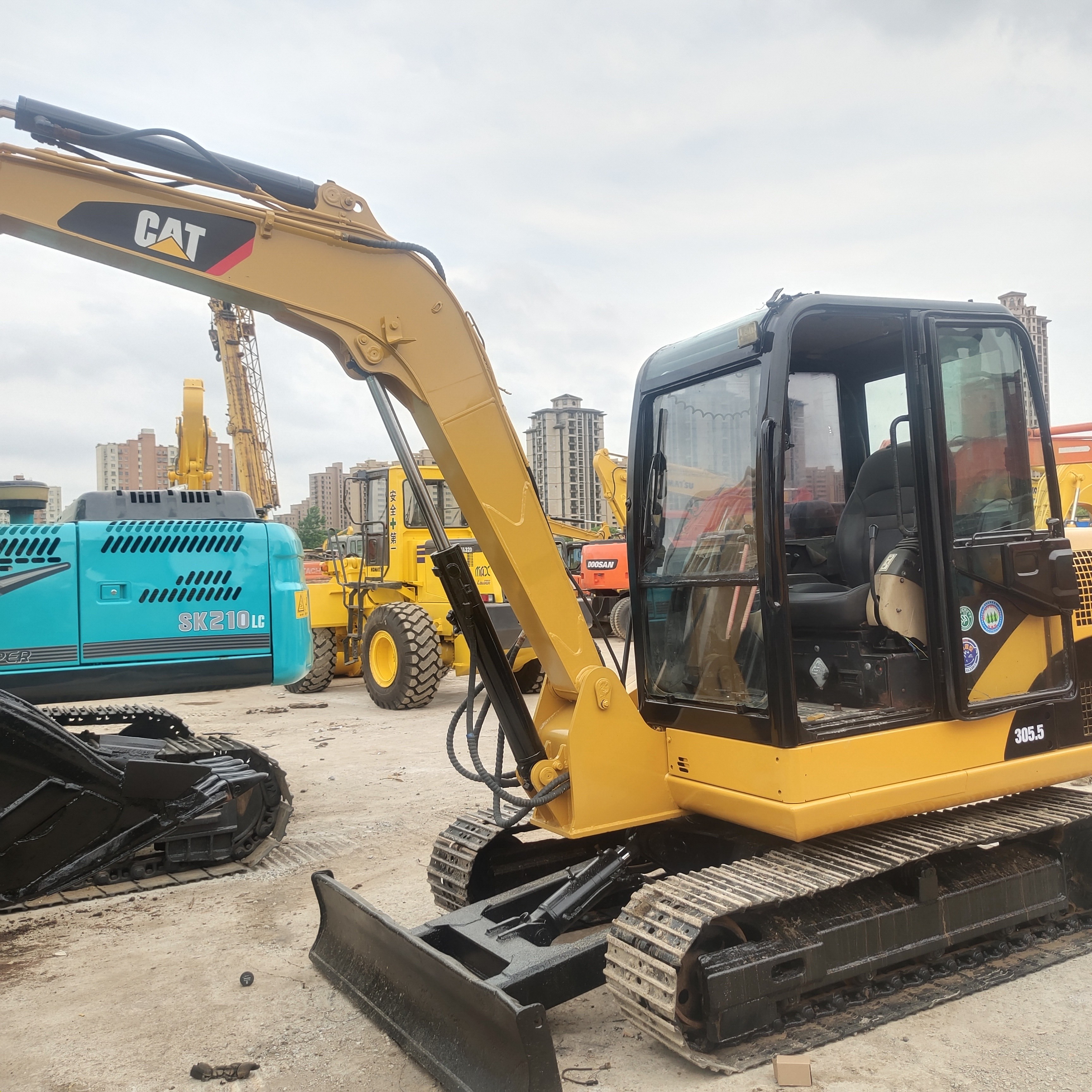 5 тонны ползучий тип CAT 305.5 Подержанные экскаваторы Хорошее качество