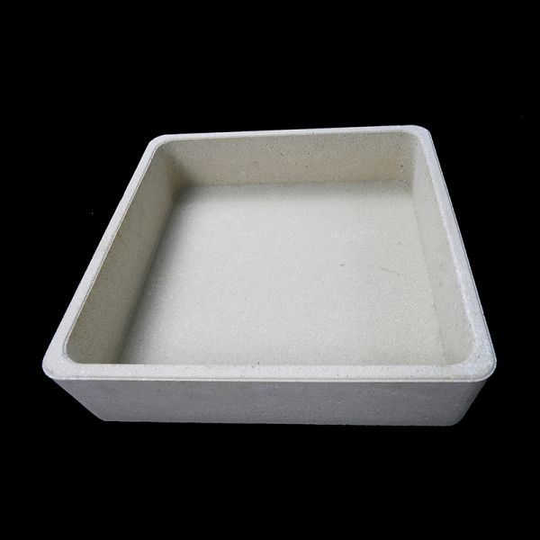 Smooth surface refractory sagger manufactured for firing operations delivering high temperature resistance and toughness