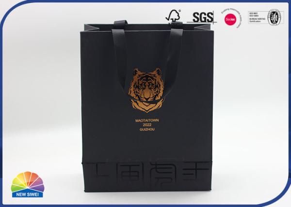Saco de presente de papel preto personalizado com logotipo do leão dourado estampado a quente com alça de seda