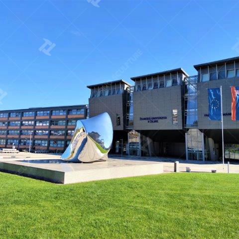 ステンレス鋼の彫刻 鏡磨きで大学の中心