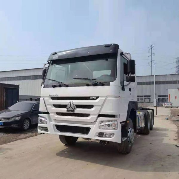 Sinotruck HOWO 6X4 Tractor Head Truck for Euro2 Emission and 400L Aluminum Oil Tanker