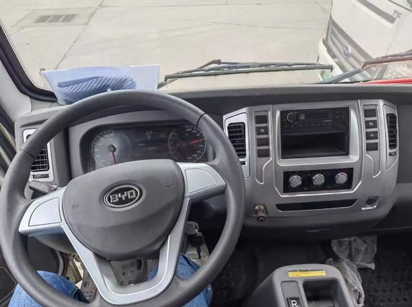 Caminhão de carga elétrico branco automático de segunda mão Caminhão recondicionado com 2 portas