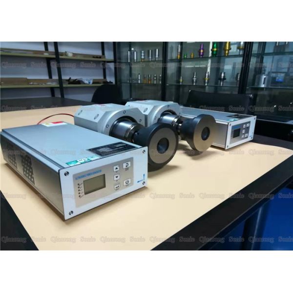 La máquina de costura ultrasónica de la tela inconsútil con gira la rueda que trabaja totalmente síncrono