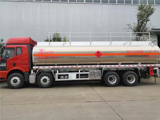 Powerful CIMC Tank Truck with Engine Capacity 8L and Horsepower 450hp