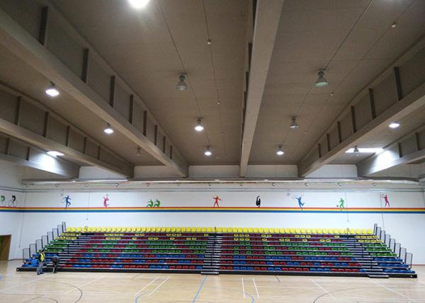 Arena Stage innovateur posant l'unité ci-jointe par mur avec les balustrades intermédiaires de bas-côté