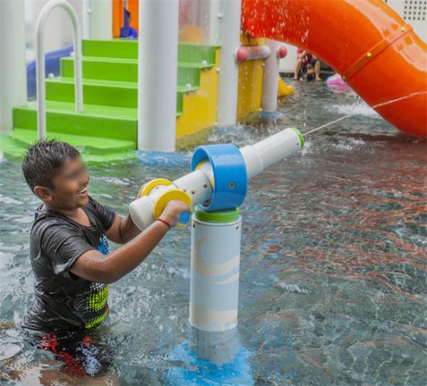 Parque aquático crianças piscina brinquedos de spray de água atirador e arma de água