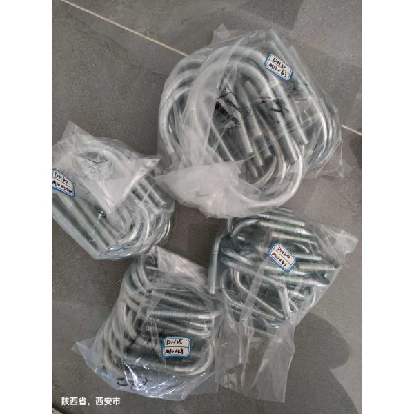 Cinturados de acero U-bolt de extremo derecho para tuberías de acero