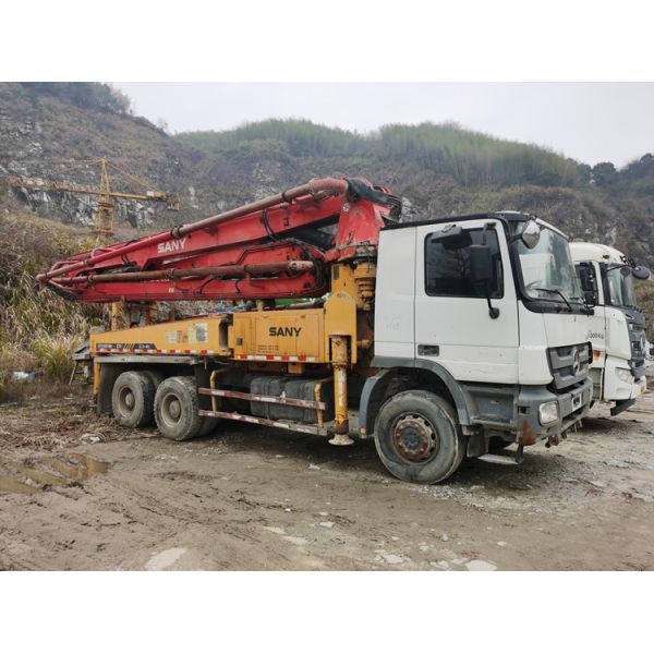 Used/Old Construction Equipment 53M Concrete Pump