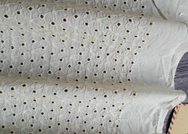 Tela do vestido do laço do algodão da flor branca do ilhó, tela bordada algodão 100% do laço