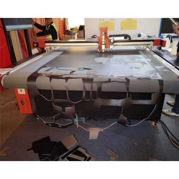 CNC Fabric Cutting Machine with 2500x1600mm Cutting Scope Automatic Material Feeding and 3.5KW Power