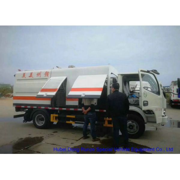 Truck Mounted Road Guardrail Sweeper For Road Fence Cleaning With Brushes 1000L Water