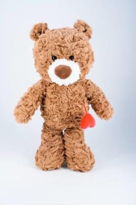 C'est un jouet doux et doux, un ours en peluche, rempli de jouets au cœur rouge, des jouets pour ours.