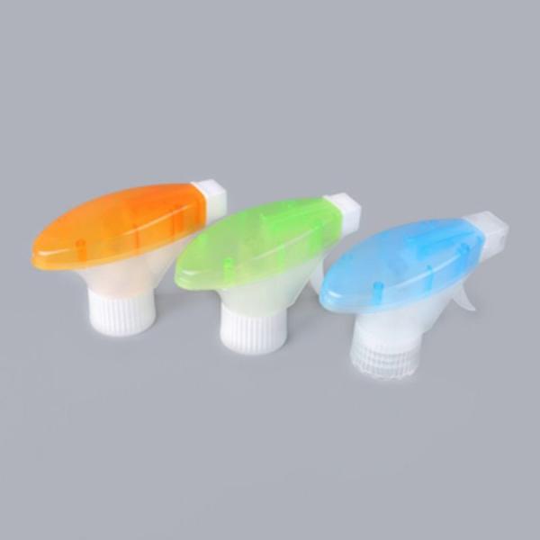 Un pulvérisateur à déclencheur en plastique avec des spécifications différentes