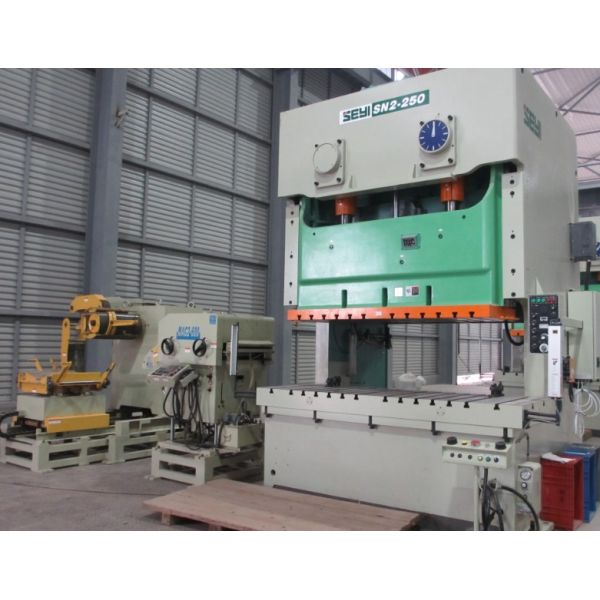 Material Width 600MM Decoiler Coil Processing Equipment / Pneumatic Punch Press Feeder