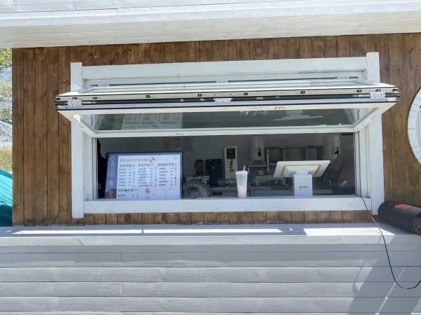 Studio North Light Folding Window Delivering Consistent Illumination for Art Creation