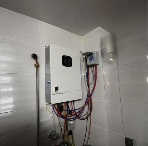 Parallel Single Phase Hybrid Inverter 5600W For Off Grid And Grid Tie Solar Systems