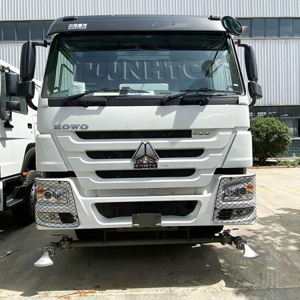 New Sinotruk Howo Sprinkling Water Tank Truck 351 - 450hp 6x4 10 Wheels From China