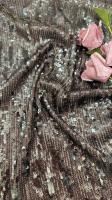 Pour les femmes, le costume textile de luxe