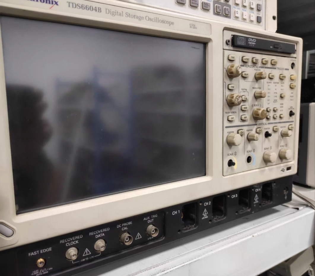 Использованный Tektronix TDS6604B Цифровой хранилищный осциллоскоп 4 канала 6 ГГц Цветной ЖК-дисплей