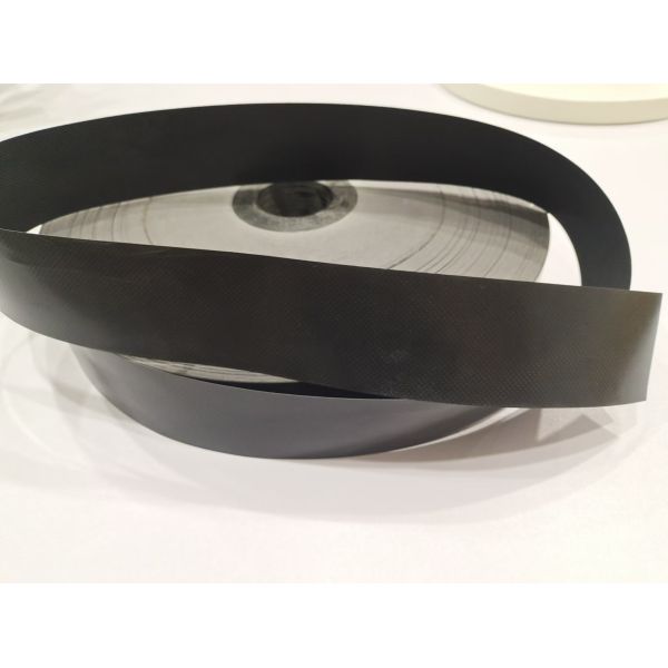 Tela em relevo PPD de cor preta para envolvimento e isolamento de cabos