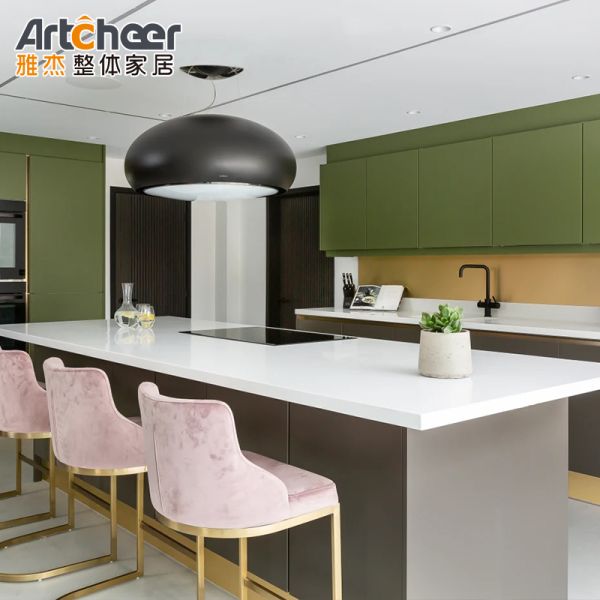 Actualice el almacenamiento de su cocina con asas de gabinete de oro modernas y estante de vuelta de puerta