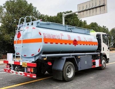 1T - 10T Capacity Fuel Delivery Tank Truck Convenient Fuel Tank Truck With 4 6L Engine
