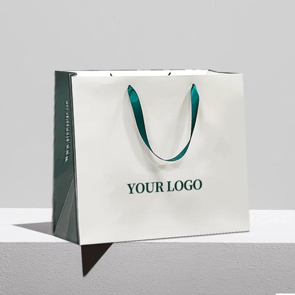 Acessórios de fita Bolsa de papel de logotipo personalizado para compras no varejo Bolsas de embalagem de presentes