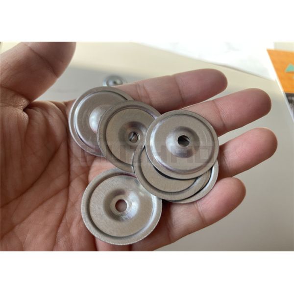 Placa metálica isolada de 30 mm utilizada para ligar placas de isolamento e cobertura