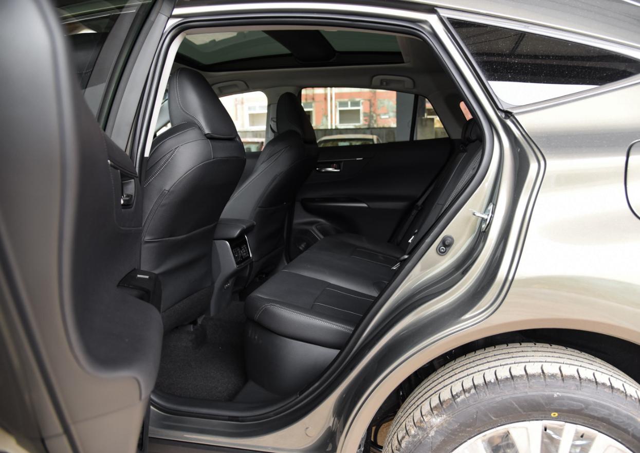 Флагманская версия Toyota Harrier 2022 Dual Engine 2.5L CVT 4WD Medium Hybrid SUV