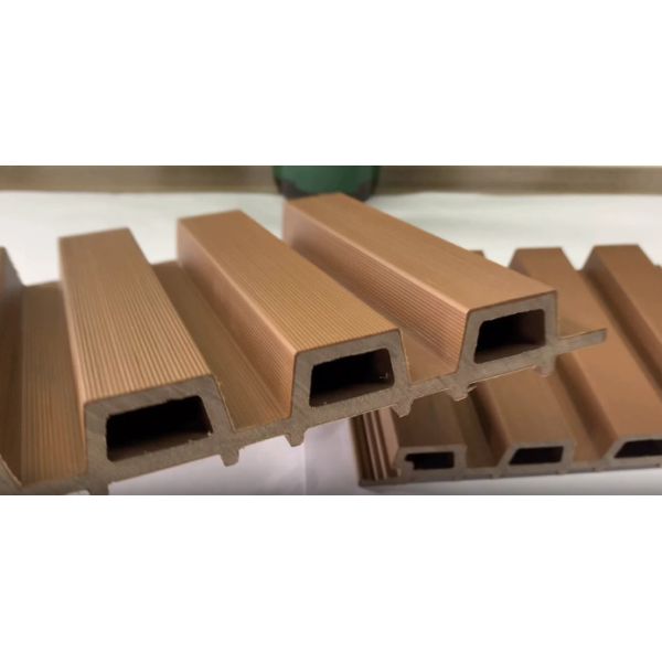 панель стены внутренний Браун планки древесины панели плакирования 23x135mm WPC пластиковая составная рифленная