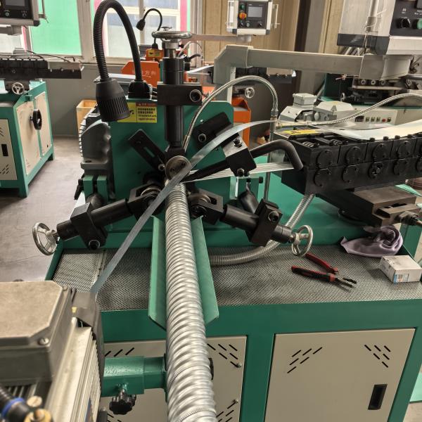 Máquina formadora de fuelle metálico de acero inoxidable con sistema de control PLC para producción precisa y rápida