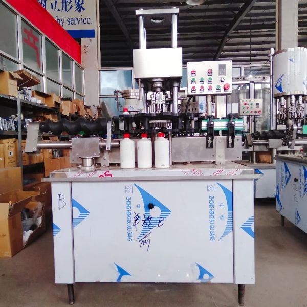 2000b/h Automatic Capping Machine 1.1kw Aluminium Capping Machine For Liquor And Oral Liquid Bottle