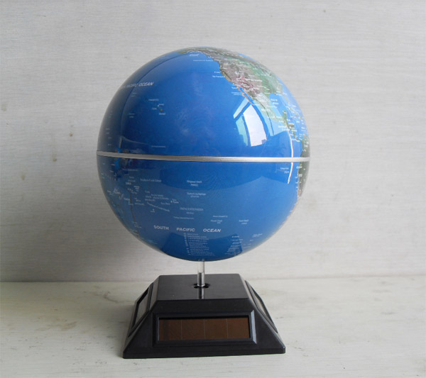Natural and smooth rotation ABS Solar Powered Globe work under low light