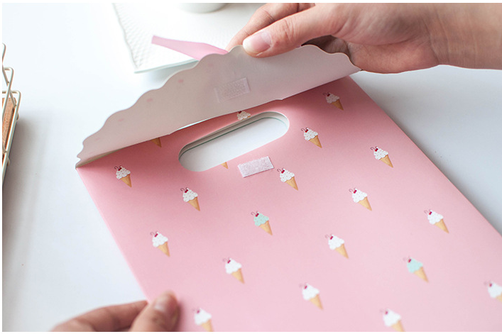 Ремесло бутика покрасило бумажные сумки подарка с лентой собственной личности слипчивой