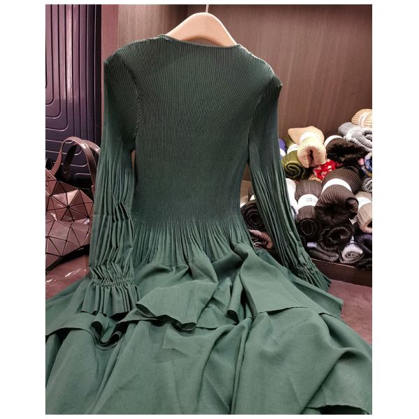 Women's High-End Elegant Pleated Cake Skirt Dress Age-Reducing Ruffle Casual Style Floor-Length Chiffon Long-Sleeved Neck