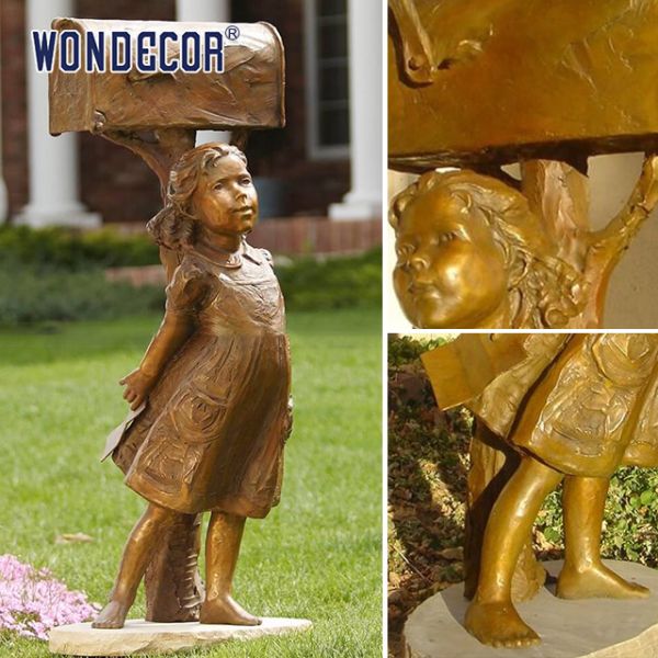 Маленькая девочка под медной скульптурой Металлический почтовый ящик в саду