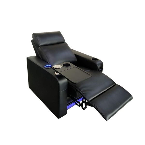 Возлежа черные кожаные места домашнего кинотеатра с откидным столиком