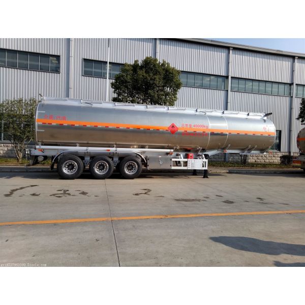 Un camion-citerne à trois axes à vendre.