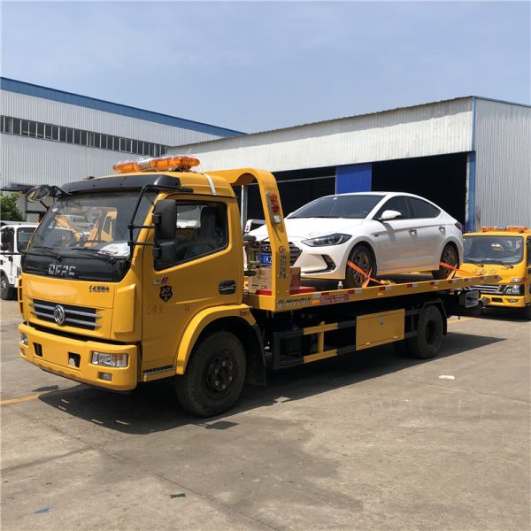 4T Dongfeng Euro 3 Flatbed Wrecker Truck One Tow Two Carrier With Underlift