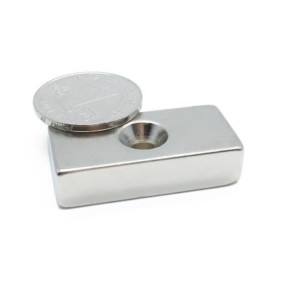 ímãs escareados bloco do neodímio N35 de 20*10*3mm com furo do parafuso