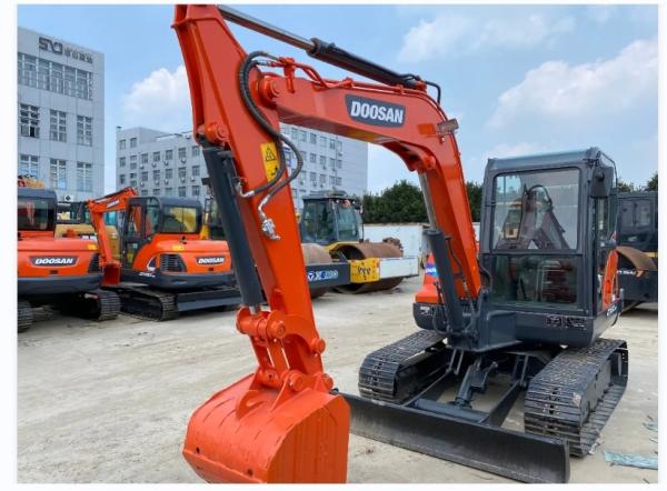 Second-hand  Doosan DX60 excavator with low price and excellent quality  Bucket capacity  0.21 m3 Machine weight 5700kg