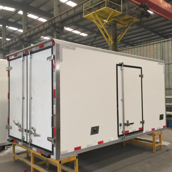 Sinotruk Refrigerated Loads For Trucks , 6x4 Small Refrigerated Truck