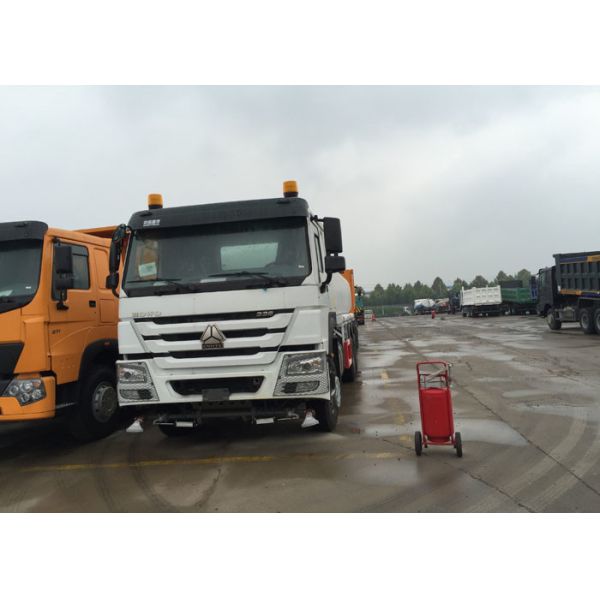 SINOTRUK Internal Anti - Corrosion Construction Water Transport Trucks 18 - 25CBM
