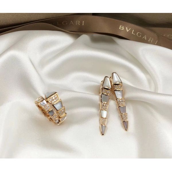 Une bague en or 18K de luxe avec une coquille de perle blanche naturelle.