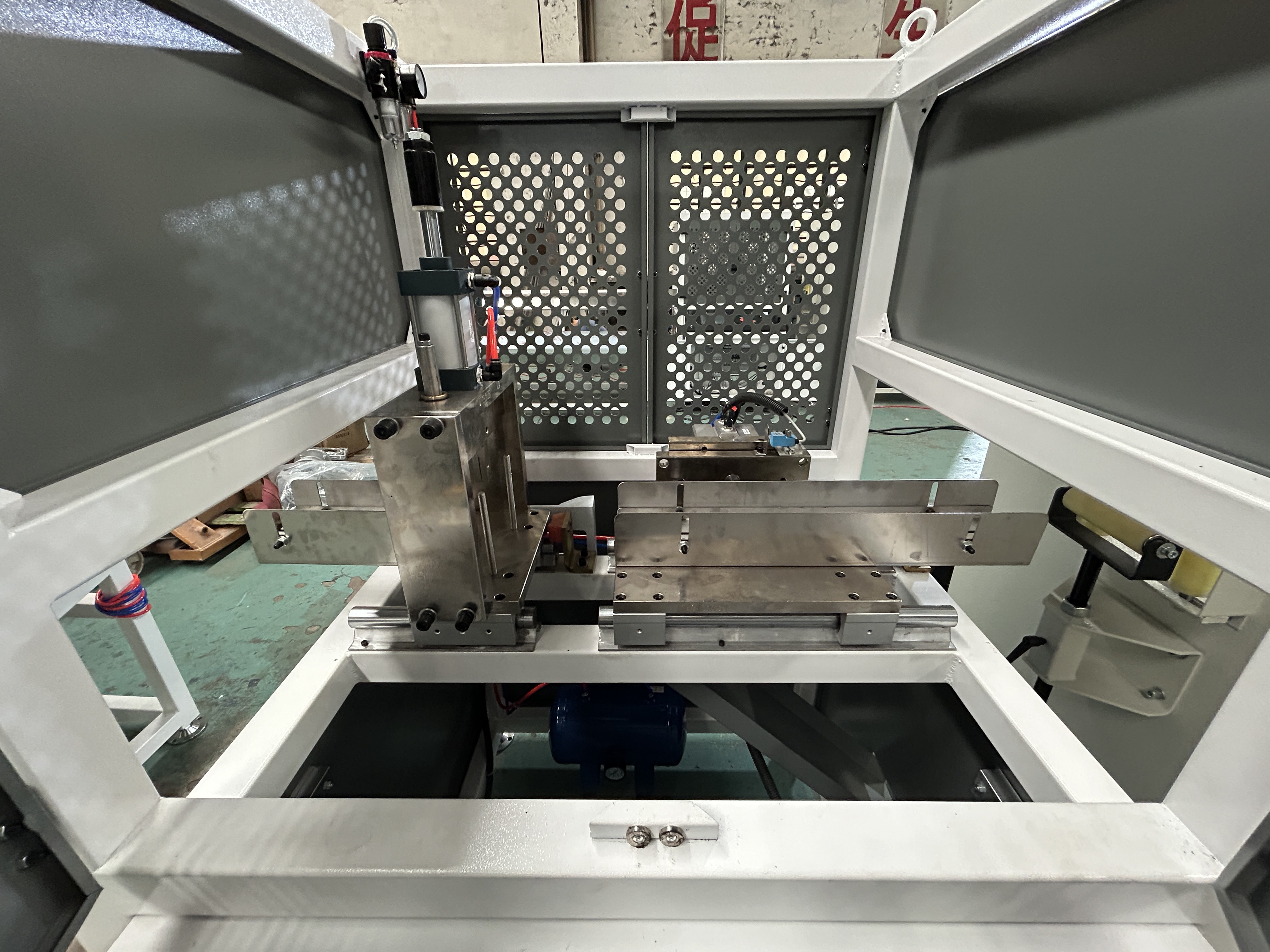 Designed PVC Price Tag Holders extrusion machine with CE certificate
